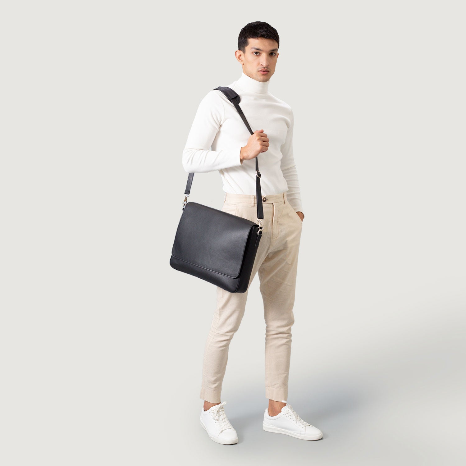 The Carismatico Black Leather Messenger Bag - Image 2
