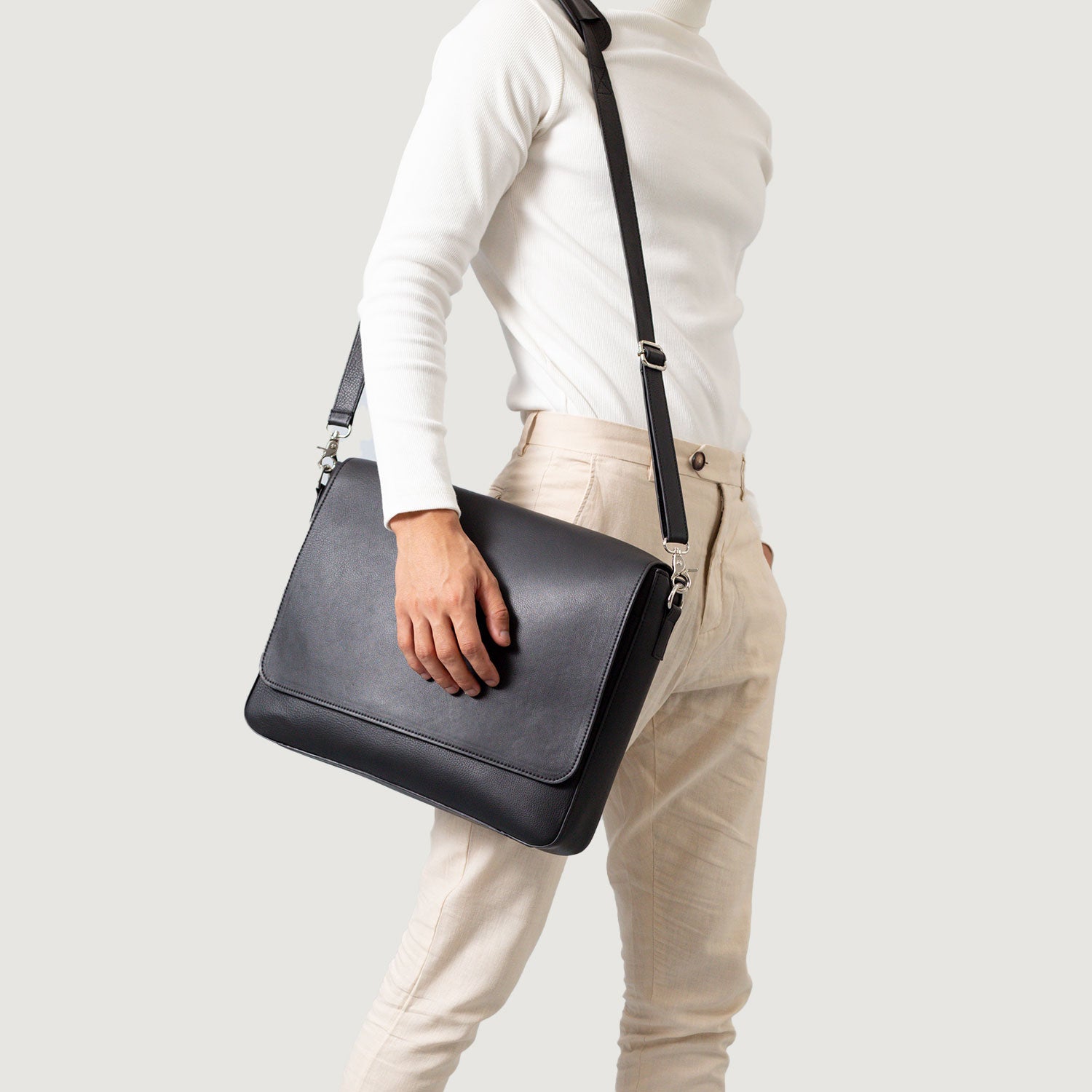 The Carismatico Black Leather Messenger Bag - Image 5